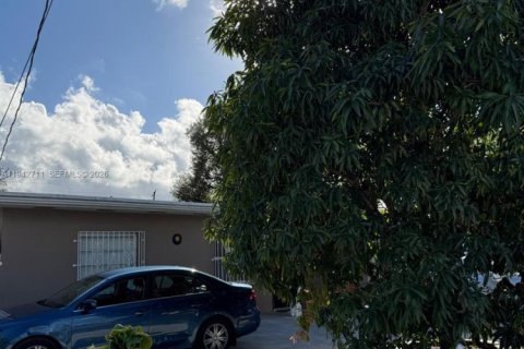 House in Miami, Florida 4 bedrooms, 69.58 sq.m. № 2000984 - photo 23