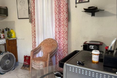 House in Miami, Florida 4 bedrooms, 69.58 sq.m. № 2000984 - photo 29