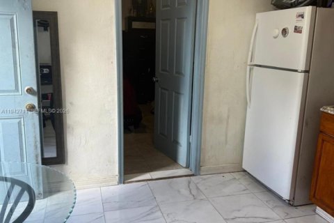 House in Miami, Florida 4 bedrooms, 69.58 sq.m. № 2000984 - photo 7