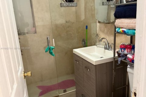 House in Miami, Florida 4 bedrooms, 69.58 sq.m. № 2000984 - photo 5