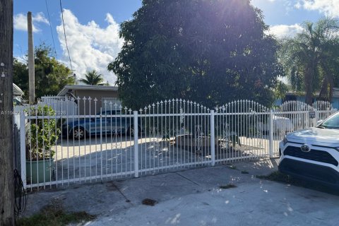 House in Miami, Florida 4 bedrooms, 69.58 sq.m. № 2000984 - photo 3