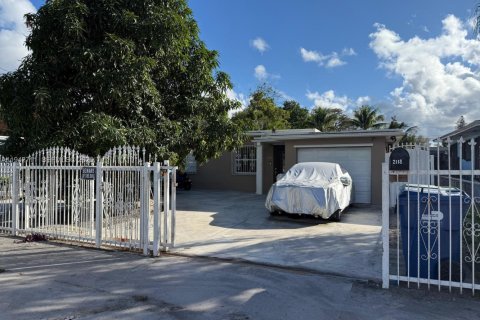 House in Miami, Florida 4 bedrooms, 69.58 sq.m. № 2000984 - photo 1