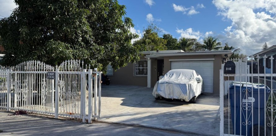 House in Miami, Florida 4 bedrooms, 69.58 sq.m. № 2000984