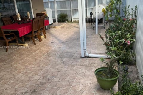 House in Miami, Florida 4 bedrooms, 69.58 sq.m. № 2000984 - photo 11