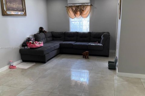 House in Miami, Florida 4 bedrooms, 69.58 sq.m. № 2000984 - photo 6