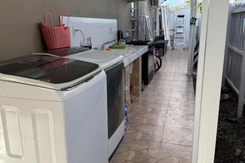 House in Miami, Florida 4 bedrooms, 69.58 sq.m. № 2000984 - photo 20