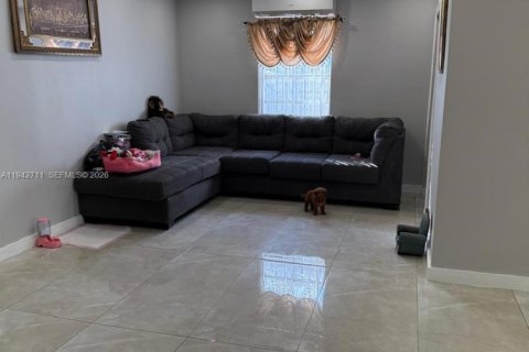 House in Miami, Florida 4 bedrooms, 69.58 sq.m. № 2000984 - photo 22