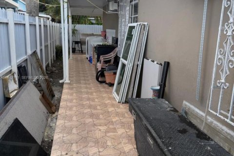 House in Miami, Florida 4 bedrooms, 69.58 sq.m. № 2000984 - photo 8