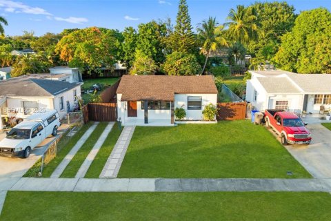 Casa en venta en Hollywood, Florida, 3 dormitorios, 93.55 m2 № 1993962 - foto 2