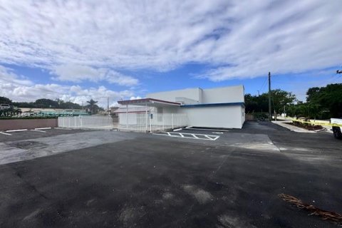 Commercial property in Miami Gardens, Florida № 2429739