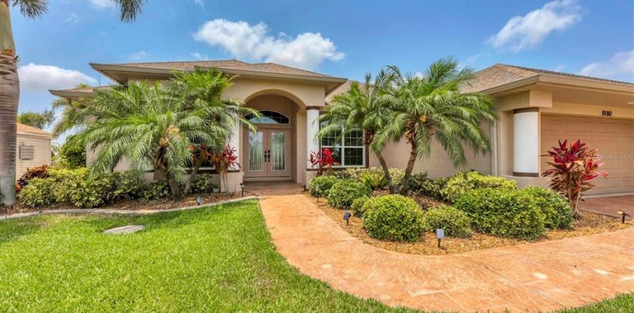 House in Port Charlotte, Florida 3 bedrooms, 231.51 sq.m. № 1736363