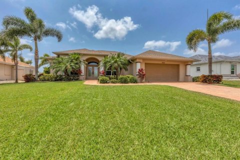 House in Port Charlotte, Florida 3 bedrooms, 231.51 sq.m. № 1736363 - photo 2