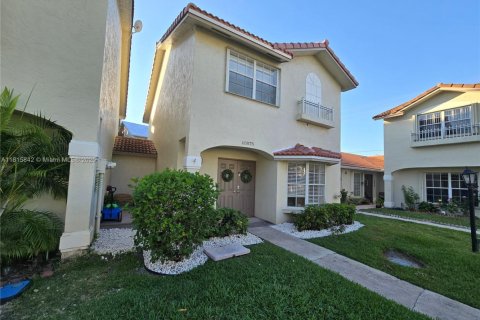 Townhouse in Pembroke Pines, Florida 2 bedrooms, 145.86 sq.m. № 1768502 - photo 1