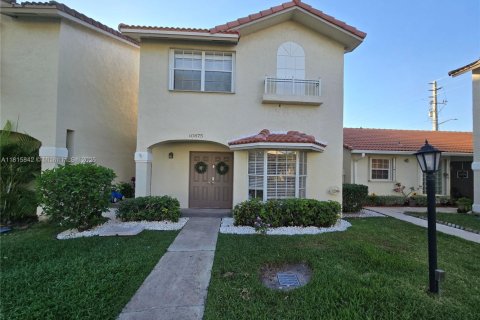 Townhouse in Pembroke Pines, Florida 2 bedrooms, 145.86 sq.m. № 1768502 - photo 2