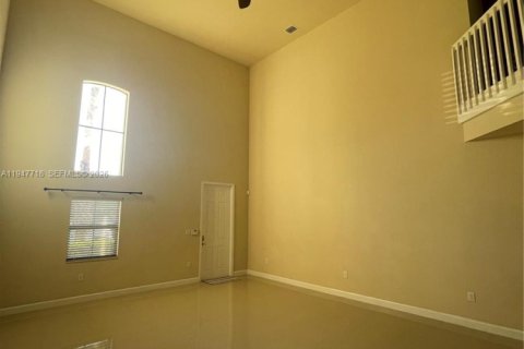 House in Miami, Florida 4 bedrooms, 249.81 sq.m. № 2003865 - photo 7