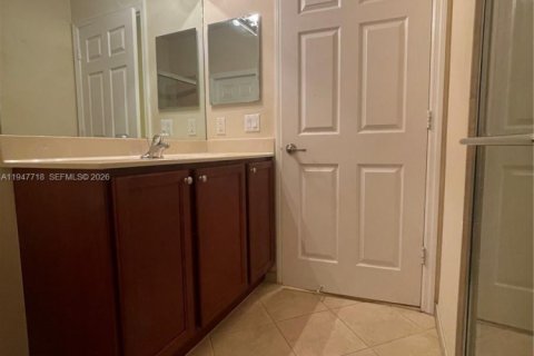 House in Miami, Florida 4 bedrooms, 249.81 sq.m. № 2003865 - photo 26