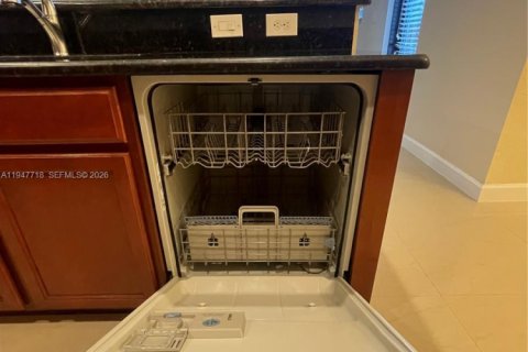 House in Miami, Florida 4 bedrooms, 249.81 sq.m. № 2003865 - photo 12