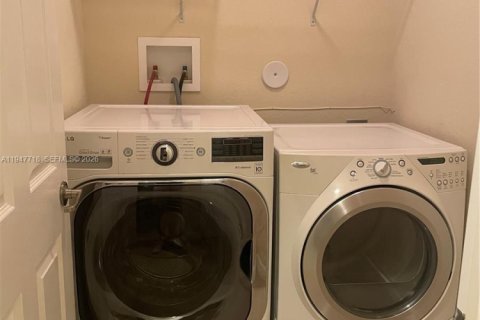 House in Miami, Florida 4 bedrooms, 249.81 sq.m. № 2003865 - photo 27