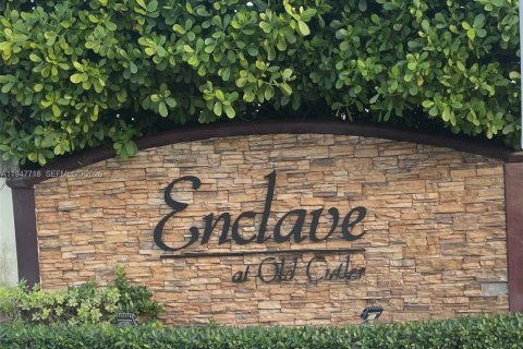 House in Miami, Florida 4 bedrooms, 249.81 sq.m. № 2003865 - photo 2