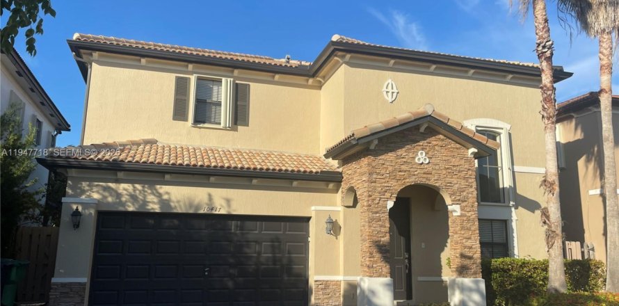 House in Miami, Florida 4 bedrooms, 249.81 sq.m. № 2003865