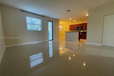 House in Miami, Florida 4 bedrooms, 249.81 sq.m. № 2003865 - photo 17