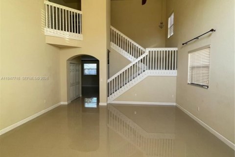 House in Miami, Florida 4 bedrooms, 249.81 sq.m. № 2003865 - photo 5