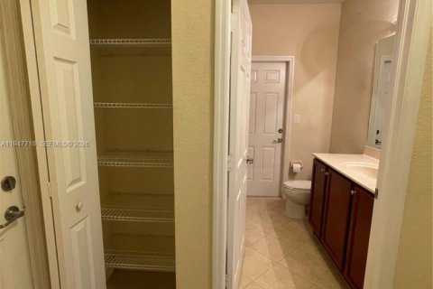 House in Miami, Florida 4 bedrooms, 249.81 sq.m. № 2003865 - photo 28