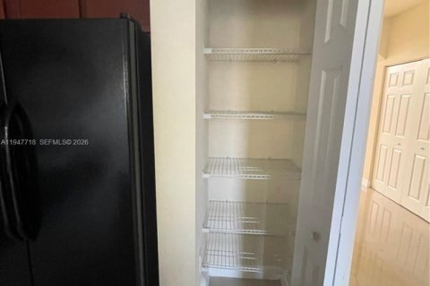 House in Miami, Florida 4 bedrooms, 249.81 sq.m. № 2003865 - photo 15