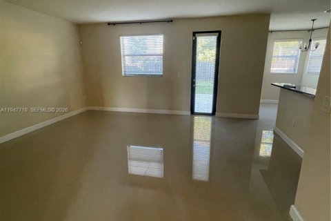 House in Miami, Florida 4 bedrooms, 249.81 sq.m. № 2003865 - photo 19