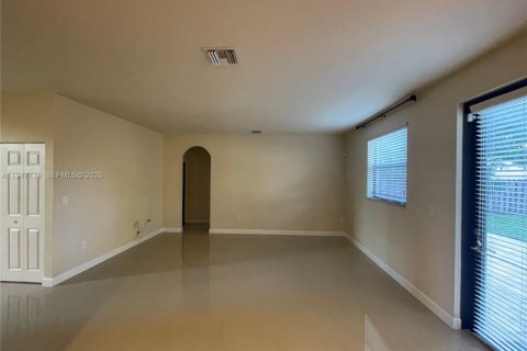 House in Miami, Florida 4 bedrooms, 249.81 sq.m. № 2003865 - photo 18