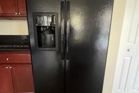 House in Miami, Florida 4 bedrooms, 249.81 sq.m. № 2003865 - photo 14