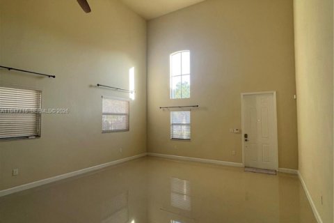 House in Miami, Florida 4 bedrooms, 249.81 sq.m. № 2003865 - photo 6