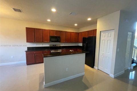 House in Miami, Florida 4 bedrooms, 249.81 sq.m. № 2003865 - photo 8