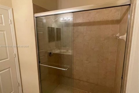 House in Miami, Florida 4 bedrooms, 249.81 sq.m. № 2003865 - photo 25