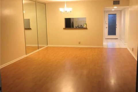 Copropriété à louer à Pembroke Pines, Floride: 2 chambres, 110.74 m2 № 2247760 - photo 2