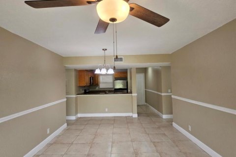 Condo in West Palm Beach, Florida, 3 bedrooms № 2083840 - photo 2