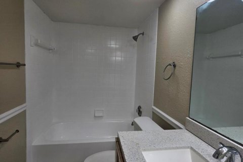 Condo in West Palm Beach, Florida, 3 bedrooms № 2083840 - photo 8