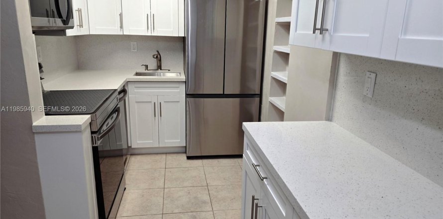 Condo in Palmetto Bay, Florida, 1 bedroom  № 2055981