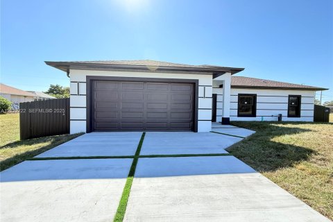 Villa ou maison à vendre à Lehigh Acres, Floride: 3 chambres, 130.62 m2 № 1987571 - photo 1