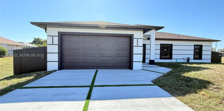 Villa ou maison à Lehigh Acres, Floride 3 chambres, 130.62 m2 № 1987571