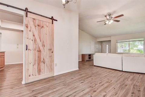 House in Largo, Florida 4 bedrooms, 163.23 sq.m. № 1919125 - photo 8