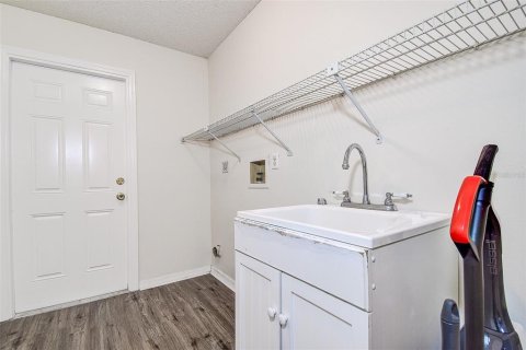House in Largo, Florida 4 bedrooms, 163.23 sq.m. № 1919125 - photo 26