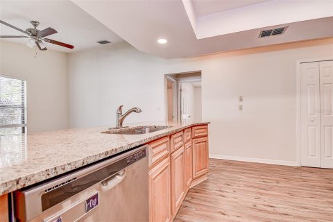 House in Largo, Florida 4 bedrooms, 163.23 sq.m. № 1919125 - photo 9