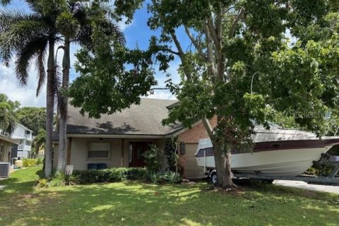 House in Palm Harbor, Florida 3 bedrooms, 168.71 sq.m. № 1882864 - photo 1