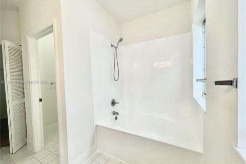 Снять в аренду таунхаус в Майами, Флорида 3 спальни, 166.3м2, № 2044260 - фото 25