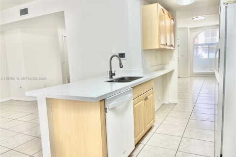 Снять в аренду таунхаус в Майами, Флорида 3 спальни, 166.3м2, № 2044260 - фото 17