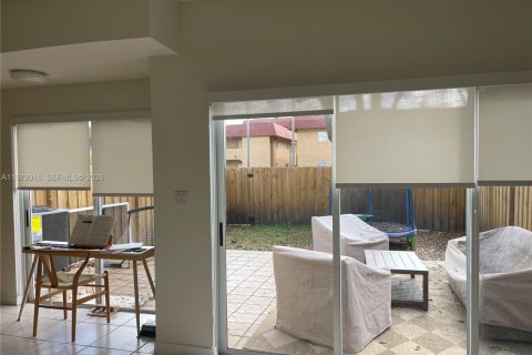 Снять в аренду таунхаус в Майами, Флорида 3 спальни, 166.3м2, № 2044260 - фото 11