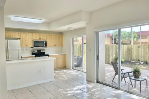 Снять в аренду таунхаус в Майами, Флорида 3 спальни, 166.3м2, № 2044260 - фото 6