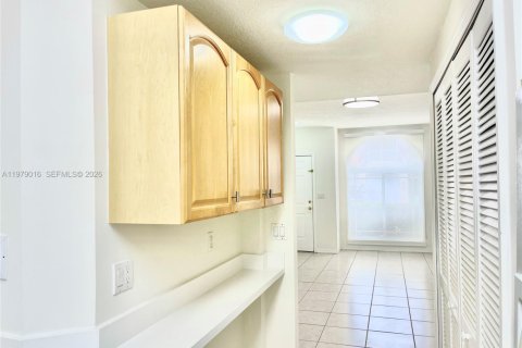 Снять в аренду таунхаус в Майами, Флорида 3 спальни, 166.3м2, № 2044260 - фото 18