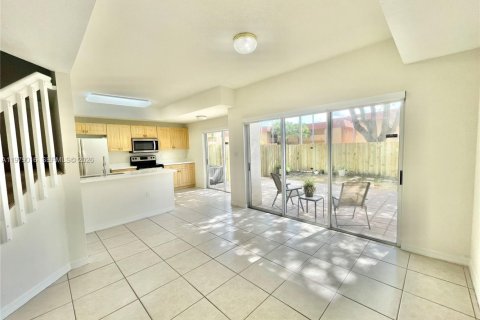 Снять в аренду таунхаус в Майами, Флорида 3 спальни, 166.3м2, № 2044260 - фото 7